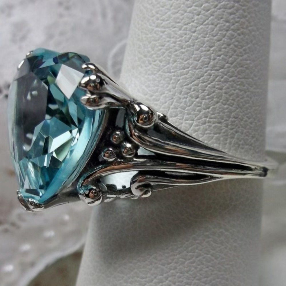 Women's Classic Retro Heart-Shaped Ring with Synthetic Zirconia